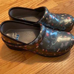 Women’s Dansko Nurse clog